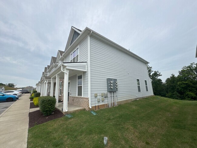 Building Photo - Beautiful 3BR/2.5BA Townhome in a Prime Lo...