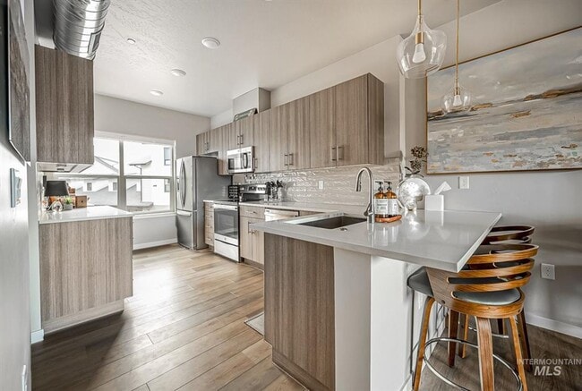 Building Photo - Luxury Condo -  1/2 Off 1st Month's Rent