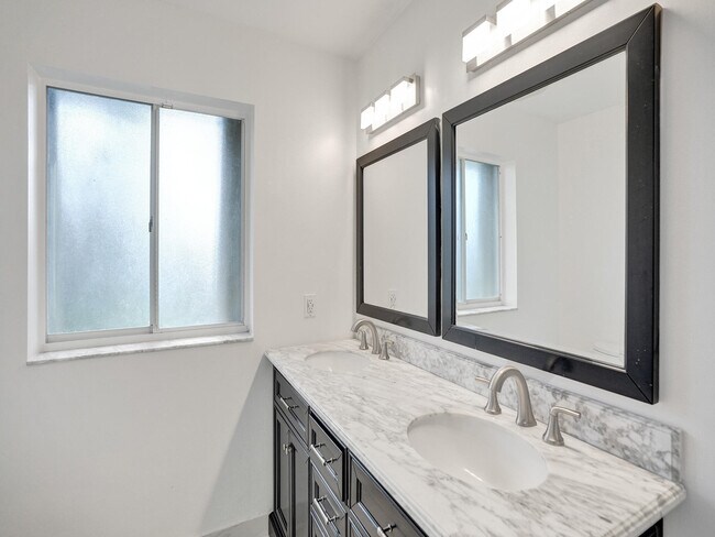 Building Photo - 762 Crescent Way