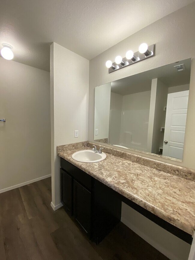 Building Photo - AVAILABLE TODAY! — Comfort & Style -  3 Bed, 2.5 Bath Duplex in Lawlis Ranch