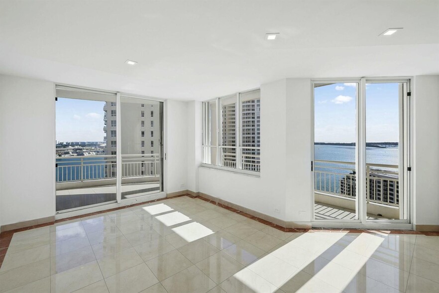 Building Photo - 888 Brickell Key Dr