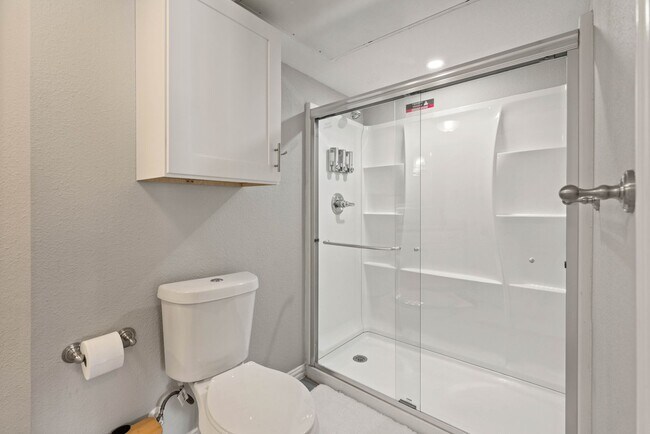 Building Photo - Furnished Condo with Modern Finishes in Arlington - Flexible Lease Terms