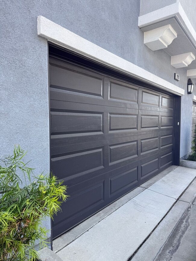 Building Photo - 2 Bedroom, 2.5 Bath Tri-level townhouse in Signal Hill