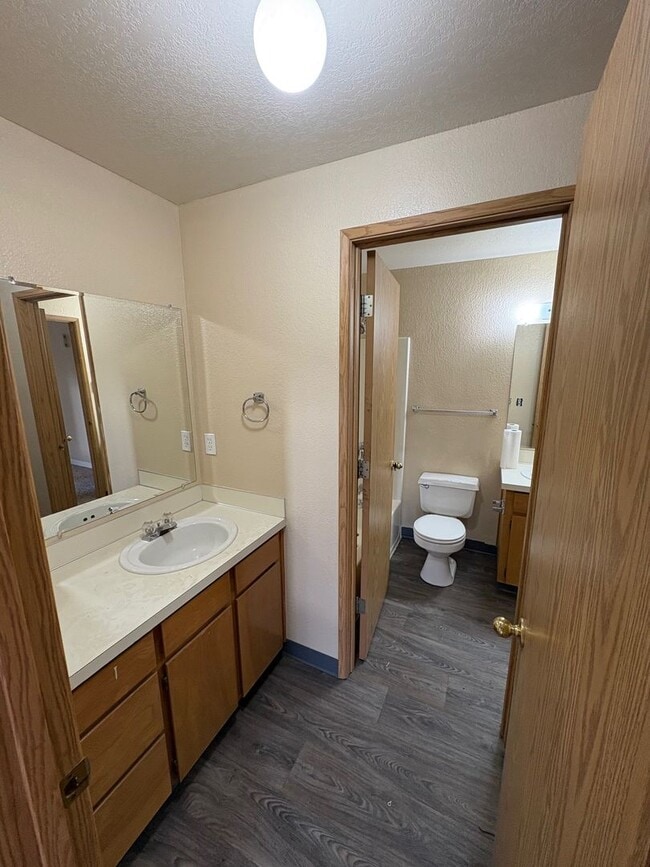 Building Photo - 00720-1096/1098 W. Regis St.