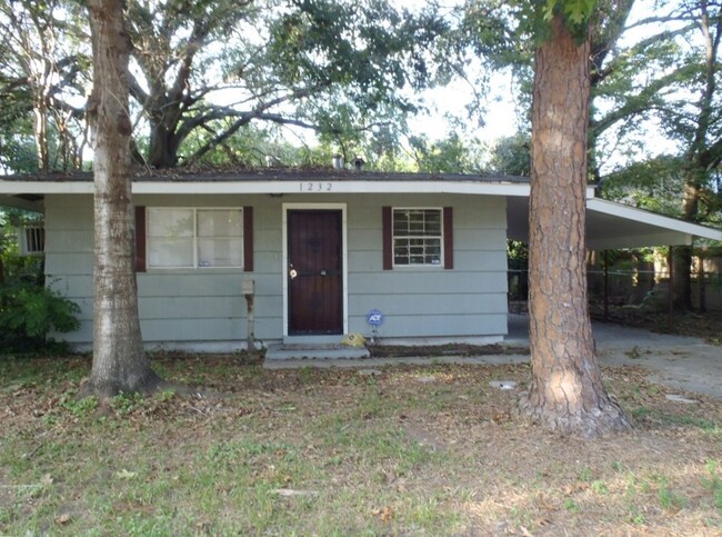 Primary Photo - 3 br house by LSU! Has carport, washer, dr...