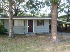 Building Photo - 3 br house by LSU! Has carport, washer, dr...
