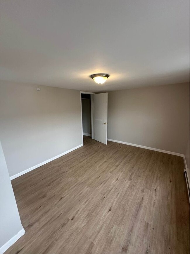 Building Photo - 109 Welles St