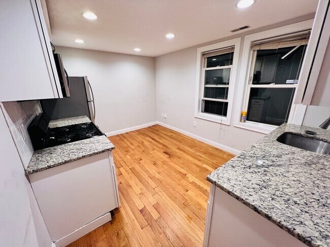 Building Photo - 3 Saint James Pl