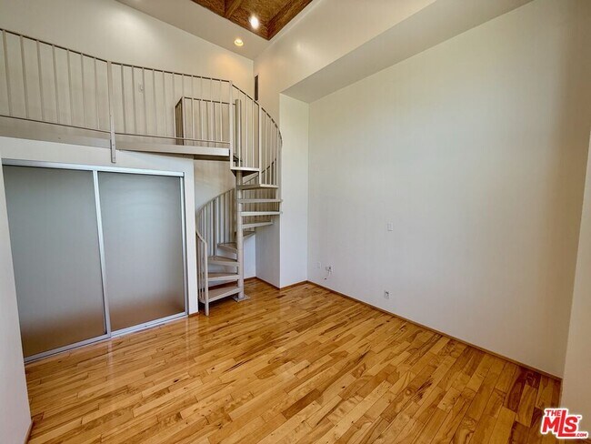 Building Photo - 530 N Larchmont Blvd