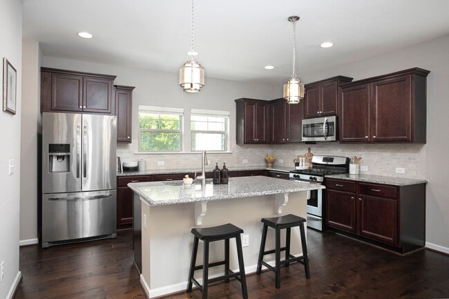 Building Photo - Beautiful 3 bedroom, 2.5 bath end unit townhome home!