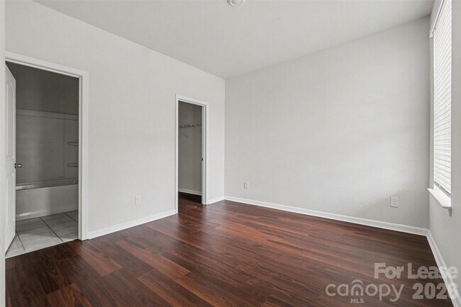 Building Photo - 10016 Hemingway Pl