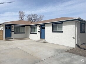 Building Photo - Gorgeous remodeled 2 bedroom in Triplex!