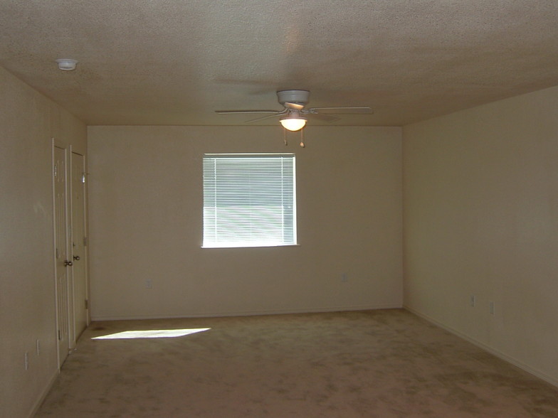 Living Room / Front door - 1503 Aspen Dr