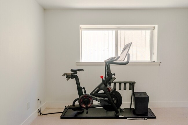 Building Photo - 300 19th St