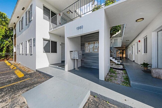 Building Photo - 1960 NE 161st St