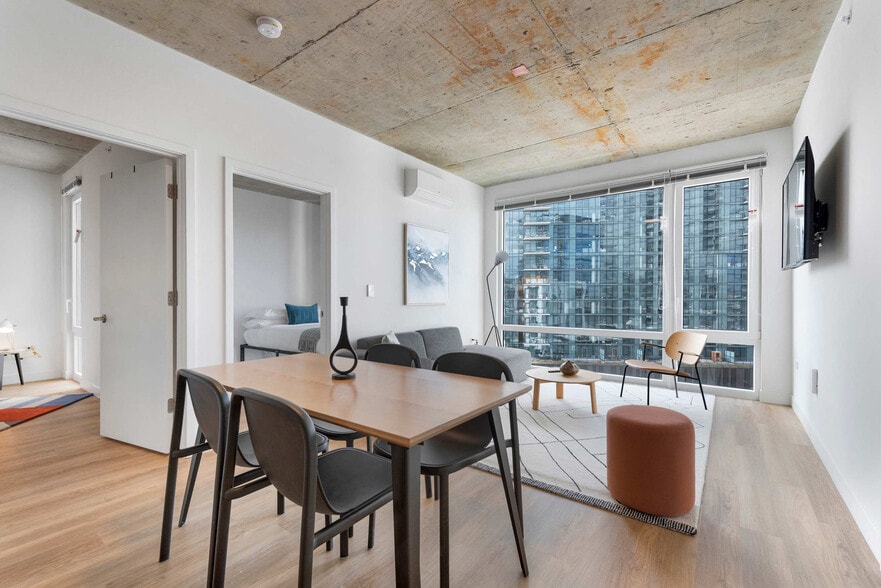 Building Photo - 853 W Blackhawk St