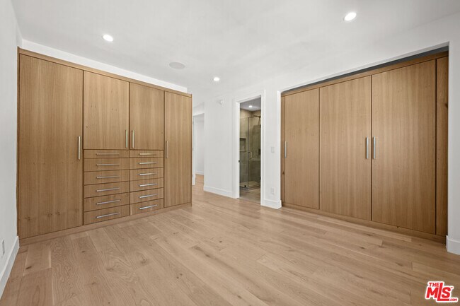 Building Photo - 424 N Gardner St