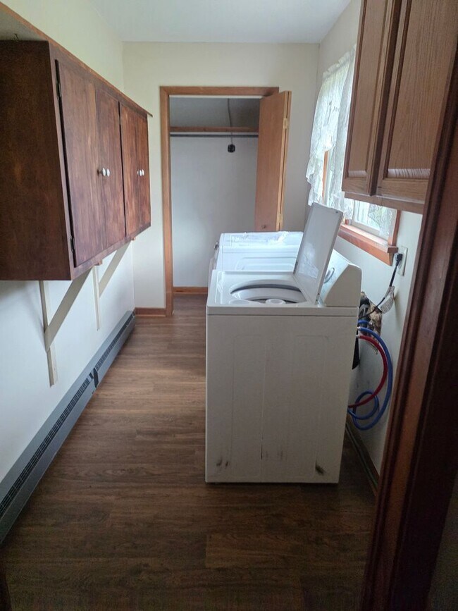 Building Photo - 3 Bedroom, 2 Bath home on a large lot with...