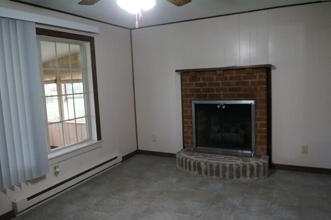 Building Photo - 140 Greenleaf Rd