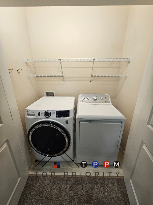 Building Photo - 2 Bedroom | 1 Bathroom Apartment in Cedar ...