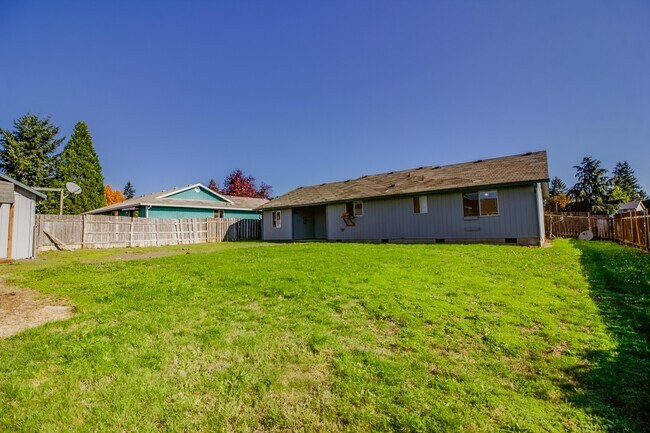 Building Photo - 3 bedroom 2 Bath Single Level on Large Lot