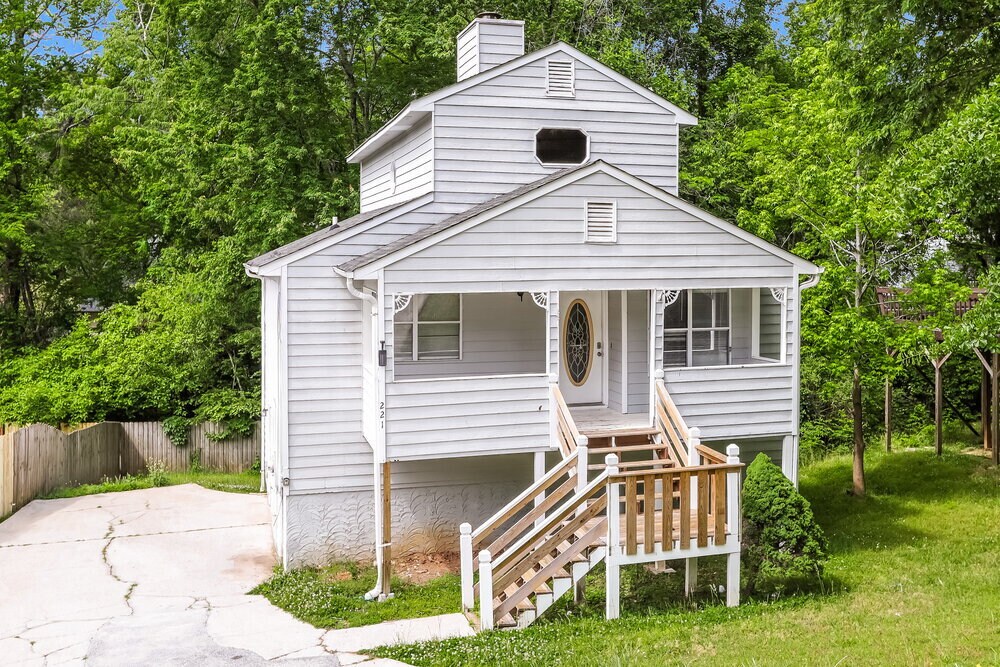 Building Photo - 221 Clydesdale Ln SE