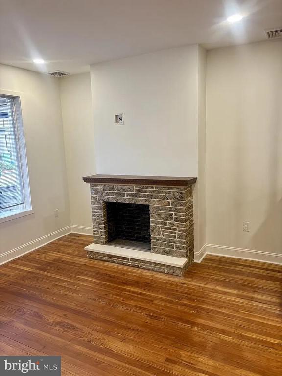 Building Photo - 4462 E Thompson St