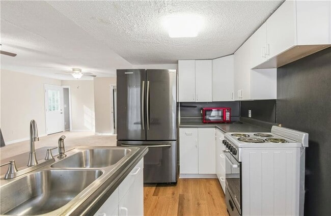 Building Photo - 3950 Lookout Point Dr