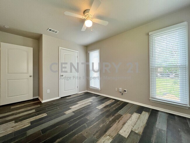 Building Photo - Tastefully updated 3/2/2 in Benbrook For Rent!