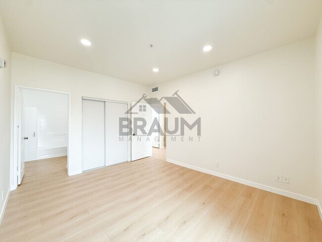 Building Photo - 11035 Moorpark St