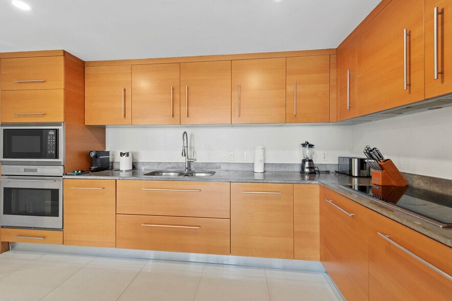 Building Photo - 485 Brickell Ave