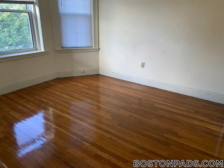 Building Photo - 117 Park Dr