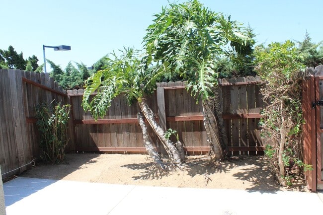 Building Photo - Spacious 3B/2.5BA UTC Townhouse w/ Garage,...