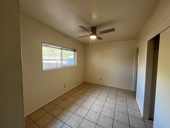 Building Photo - Spacious Updated 1 bedroom, 1 bath Availab...