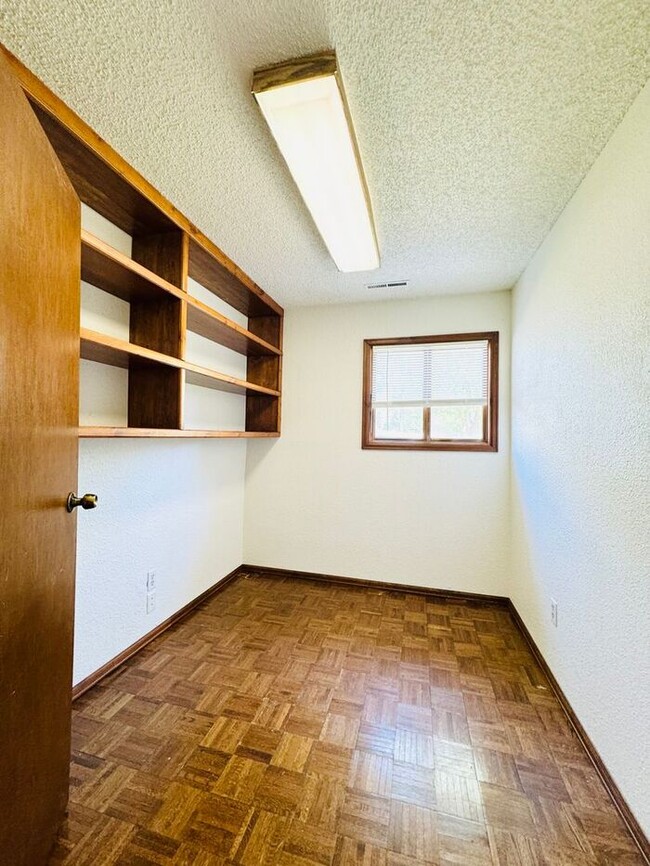 Building Photo - 3 Bedroom 2 Bath Tri-Level Home with 2 car...