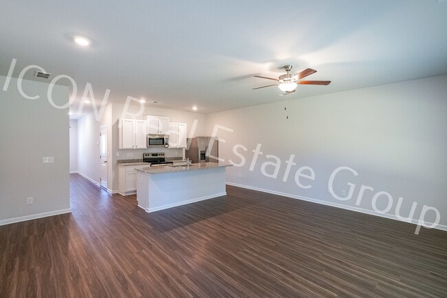 Building Photo - Beautiful 3-Bedroom Townhome with Modern Finishes & Prime Location!