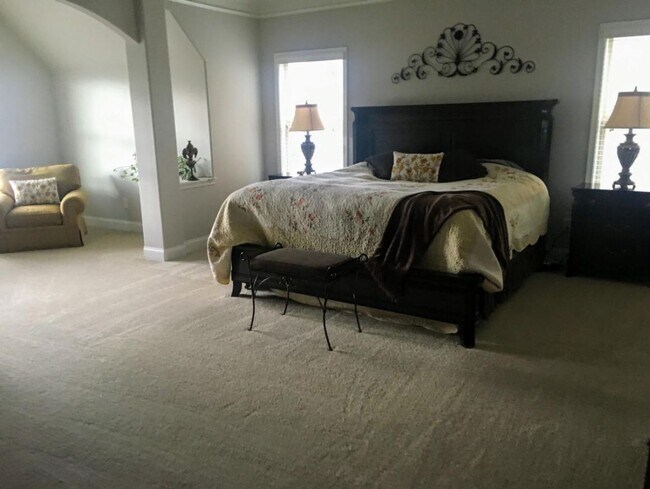 Building Photo - 4 Bedroom 4 Bath Furnished Home in Simpson...