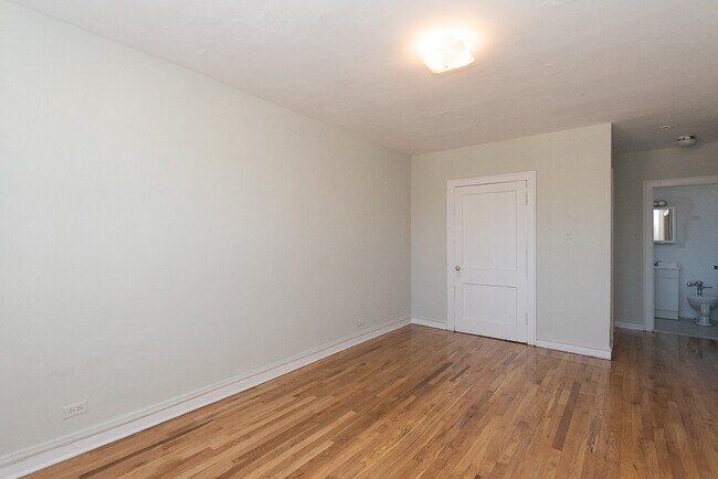 Building Photo - 708 W Belmont Ave