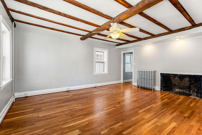 Building Photo - 8 Carlton St