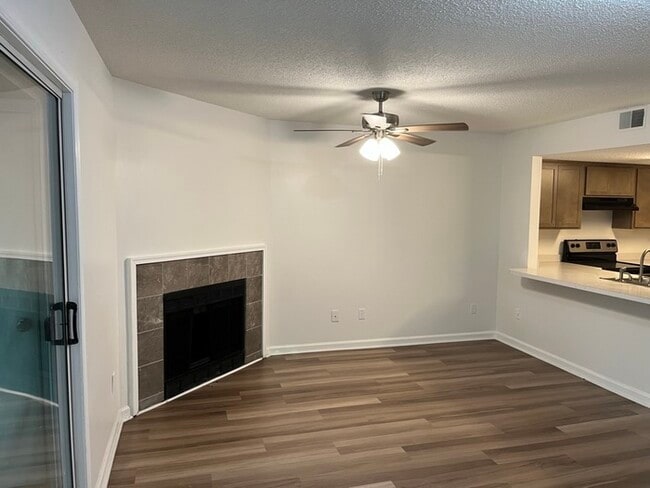 Building Photo - Renovated 1 bed 1 bath condo in gated comm...