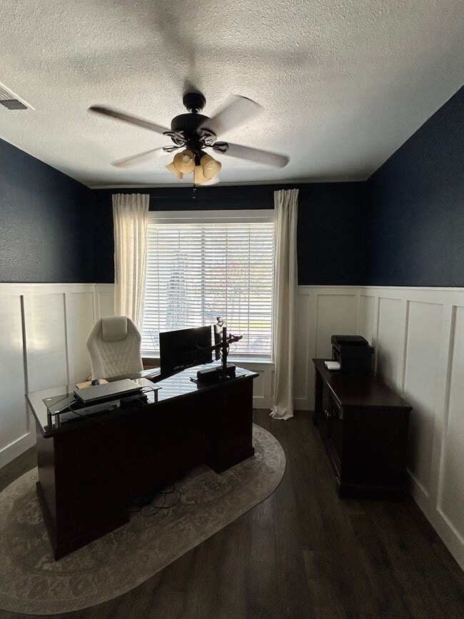 Building Photo - Charming 3 bedroom 2 bathroom home located...