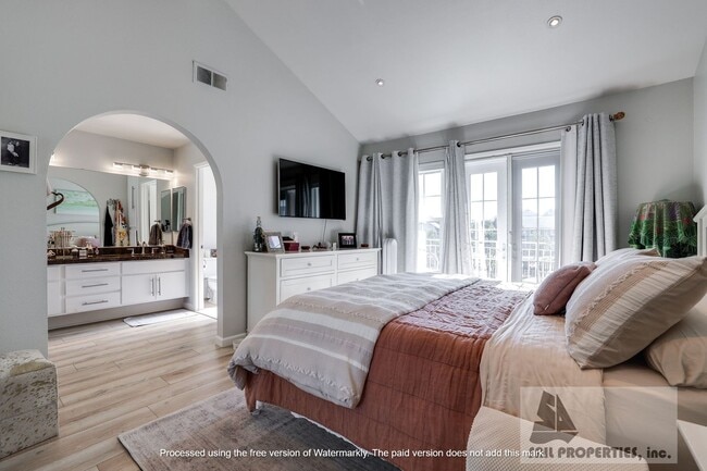 Building Photo - Gorgeous Remodeled Condo in Newport Beach!