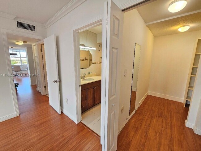 Building Photo - 1300 NE Miami Gardens Dr