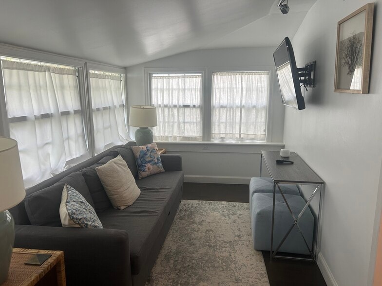 Building Photo - 840 1/2 Upland Road