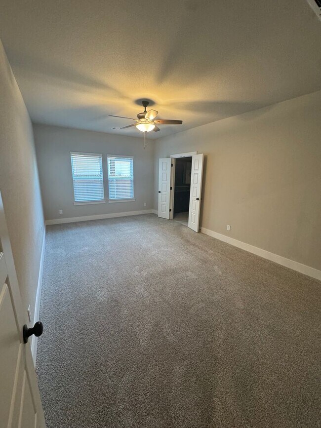 Building Photo - MOVE IN READY - GODLEY ISD - Commuter Frie...