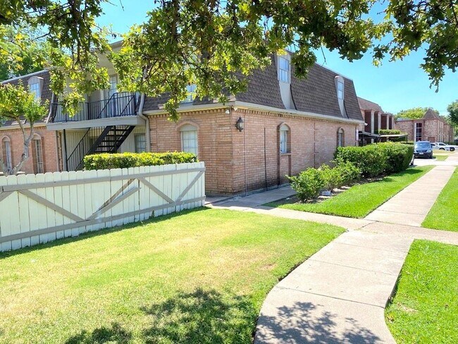 Building Photo - 1220 Shadowdale Dr