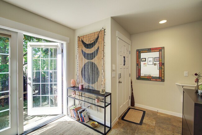Building Photo - 2bd/2.5ba Seattle Townhome