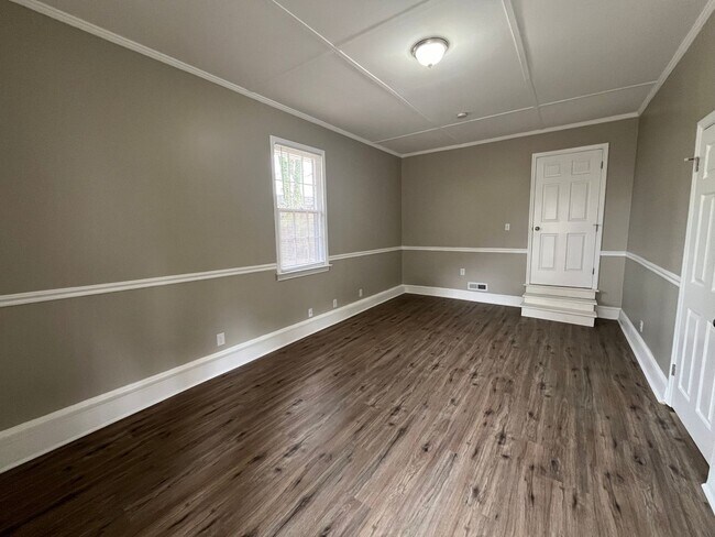 Building Photo - 4 Bedrooms, 1 Bathroom - Home in West Rome!