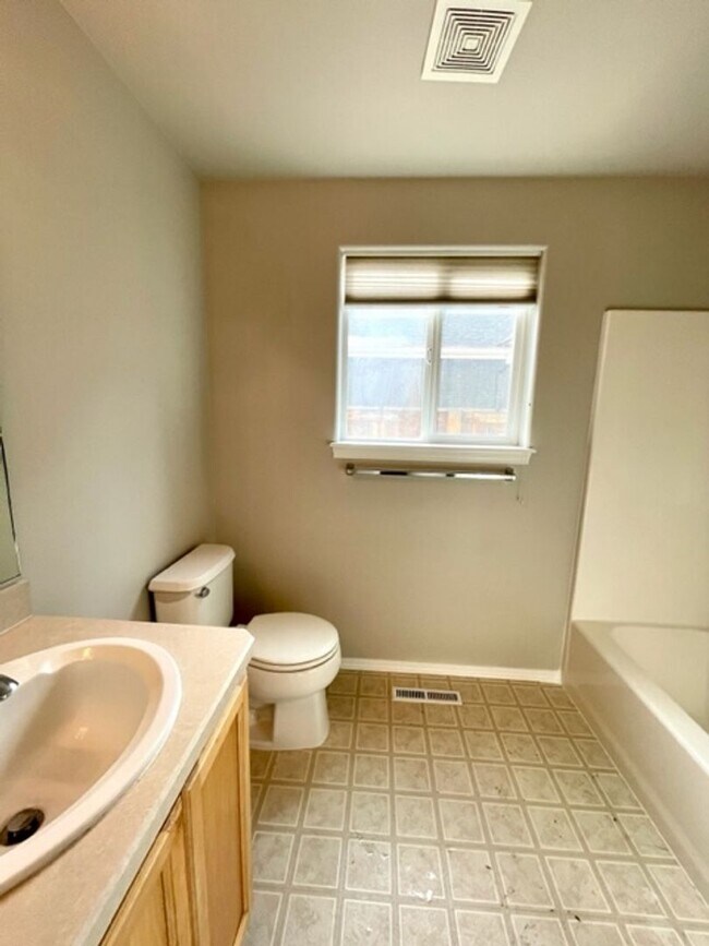 Building Photo - Beautiful 3 Bedroom Single Level home near...