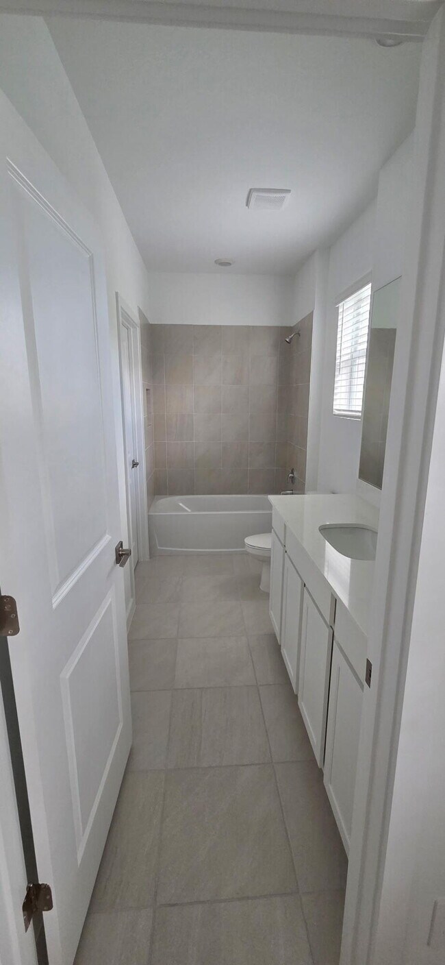 Building Photo - 202 Lakeside Lndg Dr